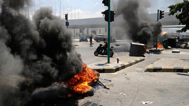 Lübnan'da sokaklar ateşe verildi, yollar trafiğe kapatıldı