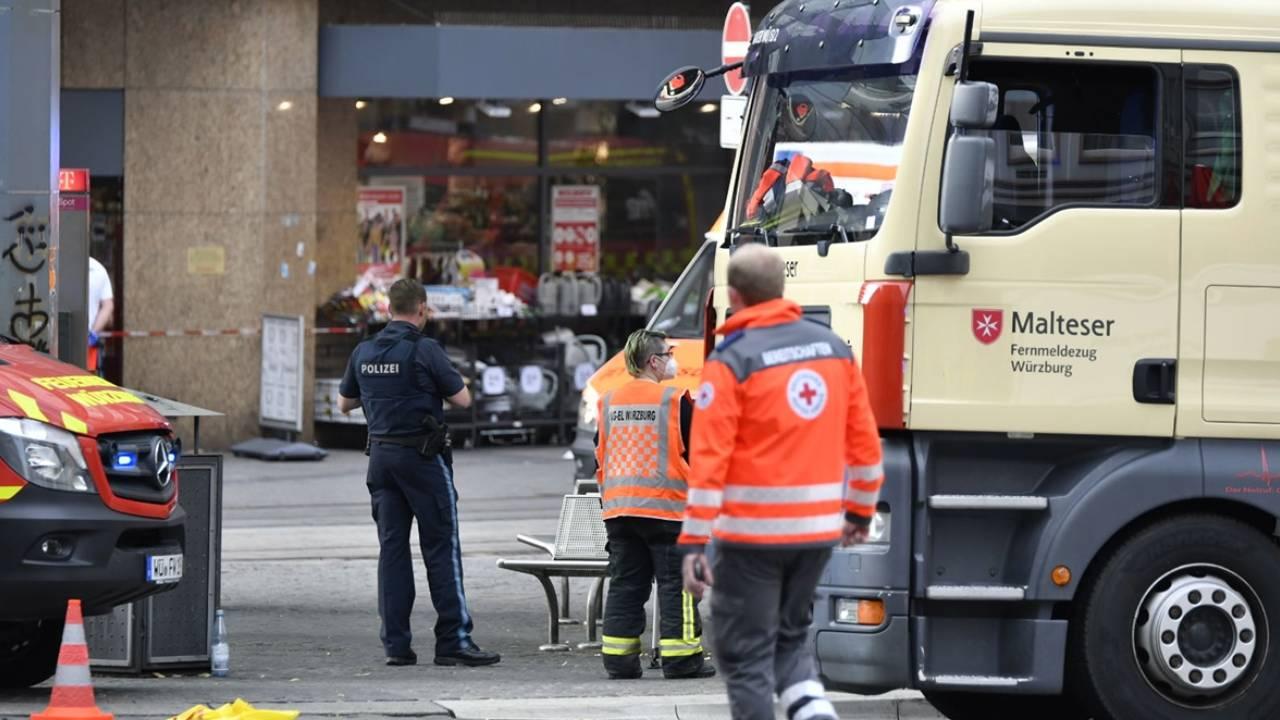 Almanya'da bıçaklı saldırı: 3 ölü, 5 ağır yaralı