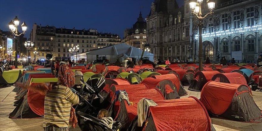 Paris Belediyesi önünde çadır kuran evsiz göçmenler tahliye edildi