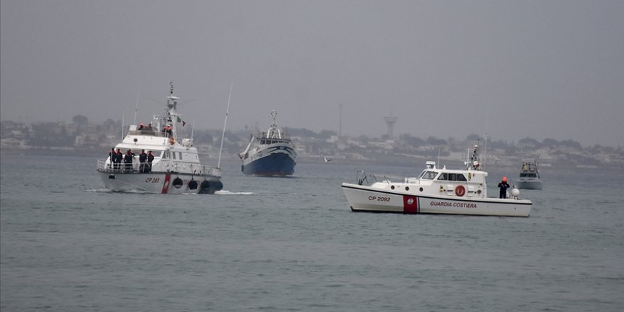 İtalya, Akdeniz'de göçmenleri kurtaran bir STK gemisini limanda durdurdu