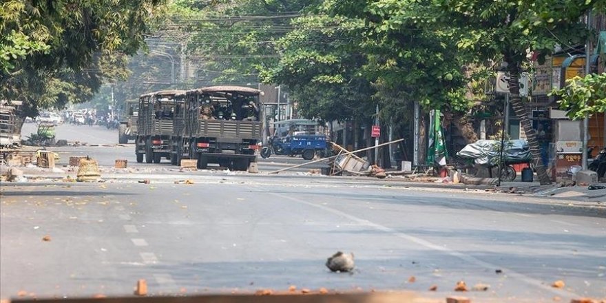 Myanmar'da darbe karşıtlarını destekleyen polisler meslektaşlarını 'halkın yanında yer almaya' çağırdı
