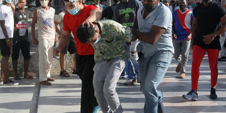 Küba'daki protestolara katılan onlarca kişi gözaltına alındı