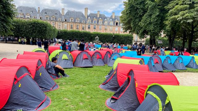 400 evsiz Paris'te çadır kurdu
