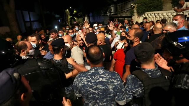 Lübnan'da öfkeli halk Merkez Bankası Başkanı'nın evini basmak istedi