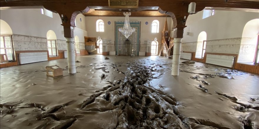 Bozkurt'taki sel felaketinde 113 yıllık cami balçıkla kaplandı