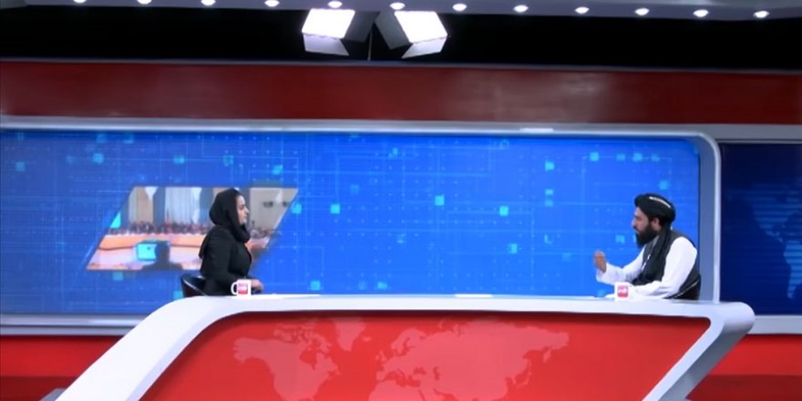 Taliban basın sorumlusu Afgan kadın sunucunun programında soruları yanıtladı