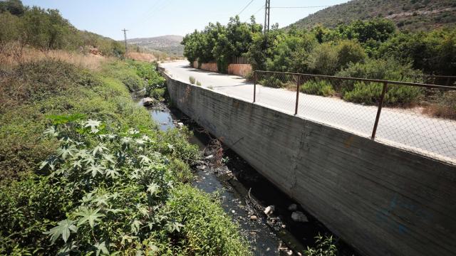 Yahudi işgalcilerden gelen atık sular nedeniyle “El-Matvi” can çekişiyor