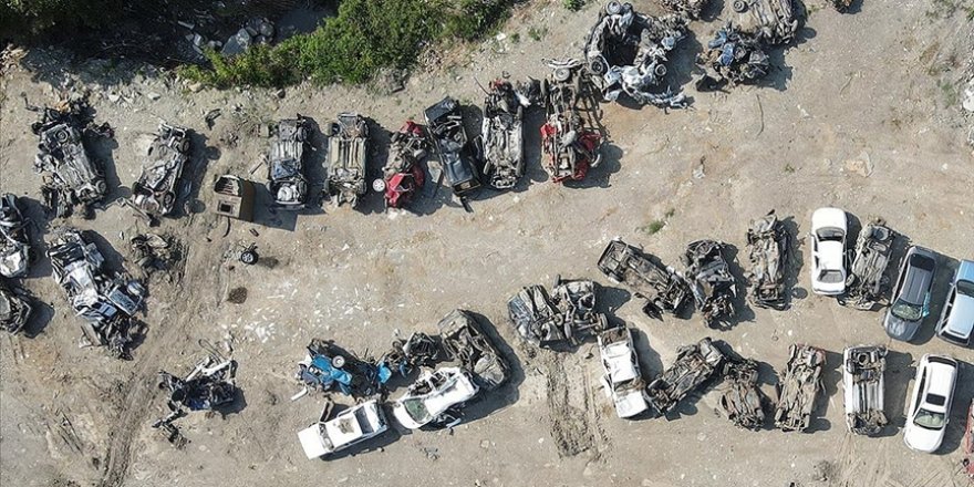 Selde hurdaya dönen araçlar felaketin boyutlarını gözler önüne seriyor