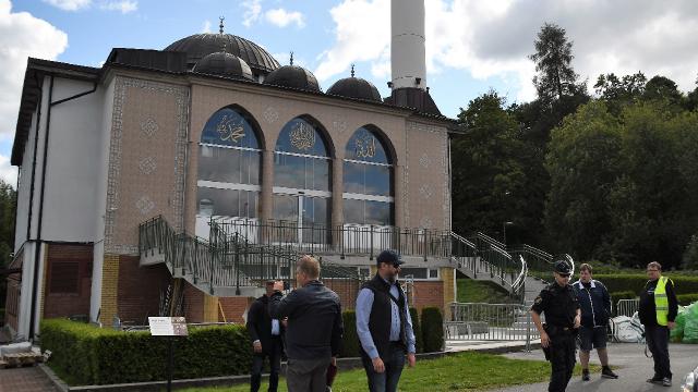 Danimarkalı siyasetçiden cami önünde Kur'an-ı Kerim ile provokasyon