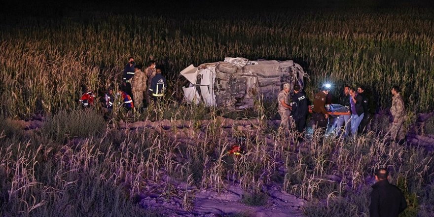 Van’da göçmenleri taşıyan araç kaza yaptı: 1 ölü, 15 yaralı