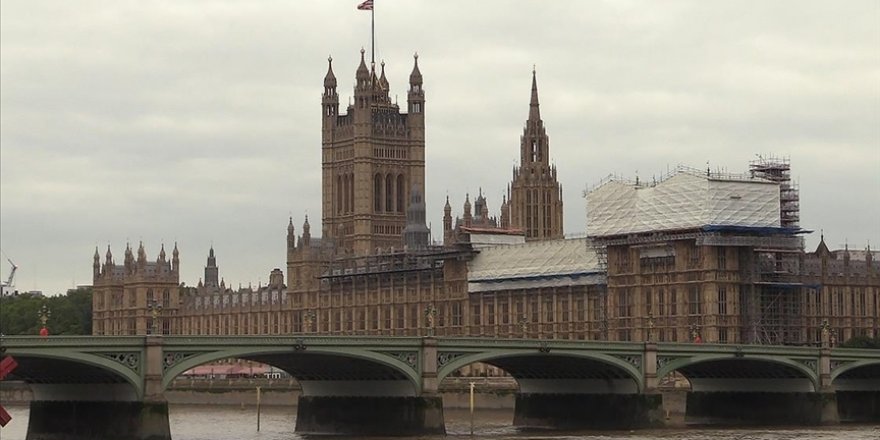 İngiliz parlamentosu tartışmalı vergi artışını kabul etti