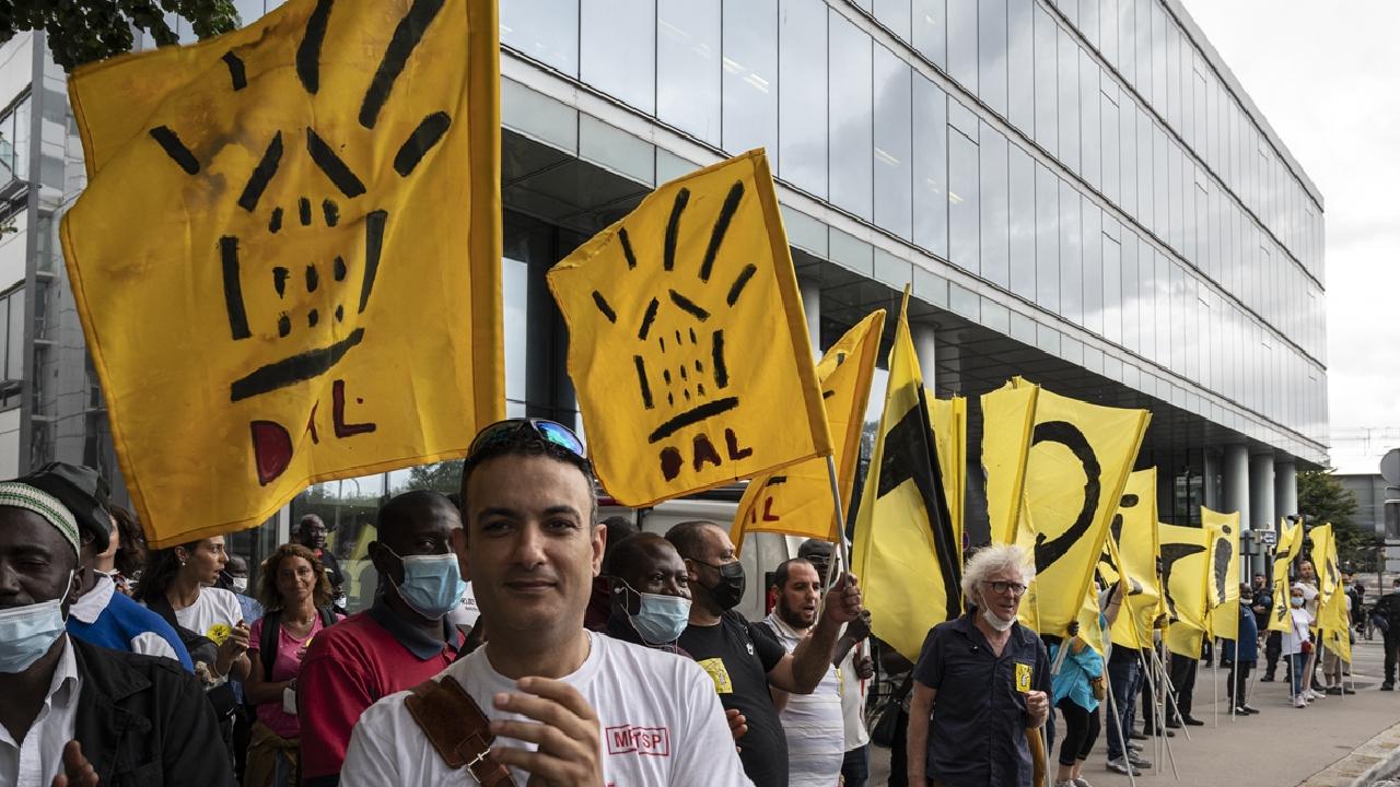Paris'te evsizlerin gözaltı merkezlerine götürülmesi protesto edildi