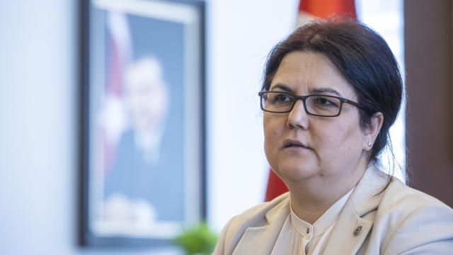 "Hürriyeti ve medeniyeti kılık kıyafette arayan bu bağnaz zihniyeti kınıyorum"