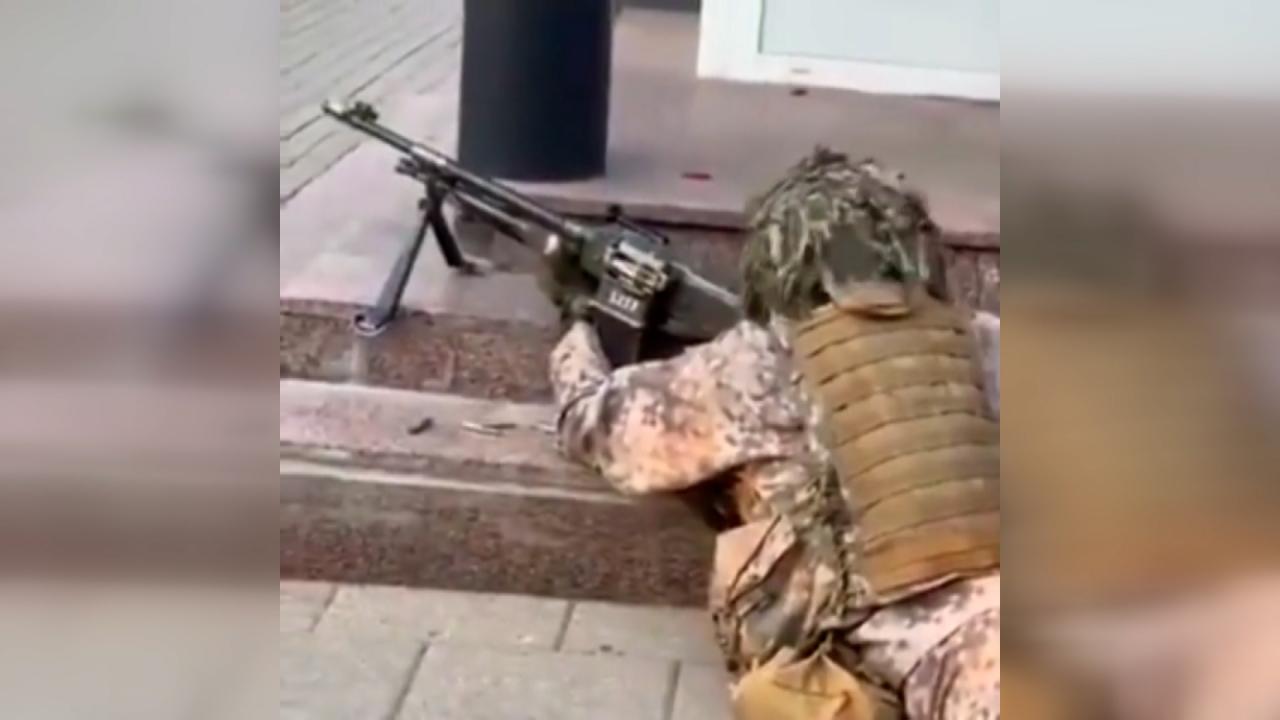 Letonya’da sokakta askeri tatbikat yaptılar