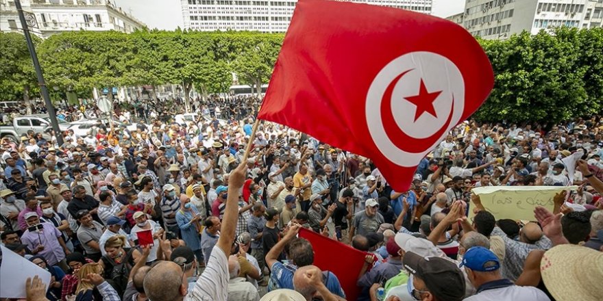 Tunus’ta Cumhurbaşkanı’nın olağanüstü yetkileri elinde toplayan kararları protesto edildi