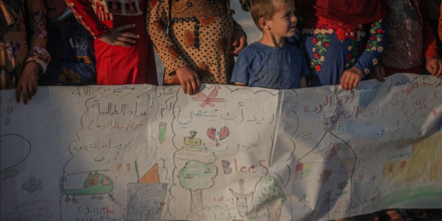 İdlib'de kamplardaki çocuklar, sıcak yuva özlemlerini 75 metrelik mesajla aktardı