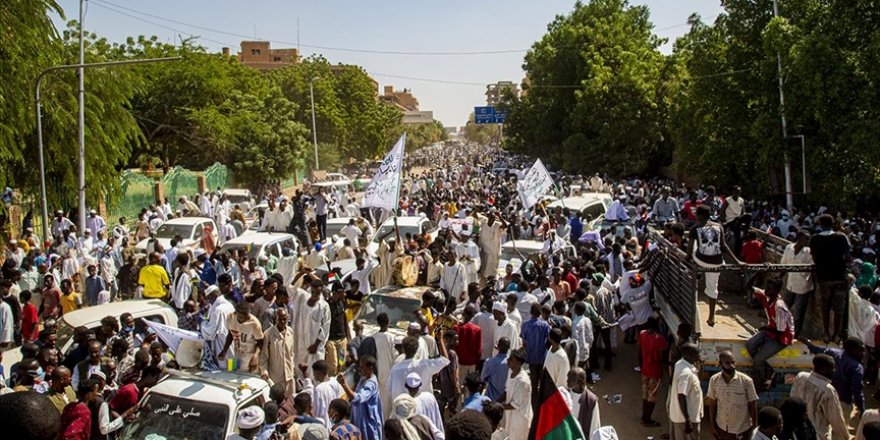 Sudan'da binlerce kişi hükümetin feshi talebiyle Cumhurbaşkanlığı Sarayı önünde toplandı