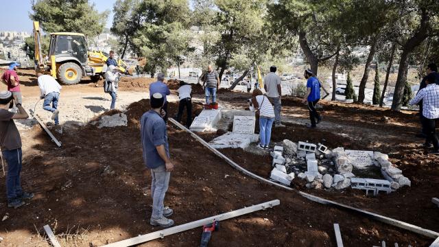 Siyonist İsrail Kudüs’teki Müslüman mezarlığını park yapıyor