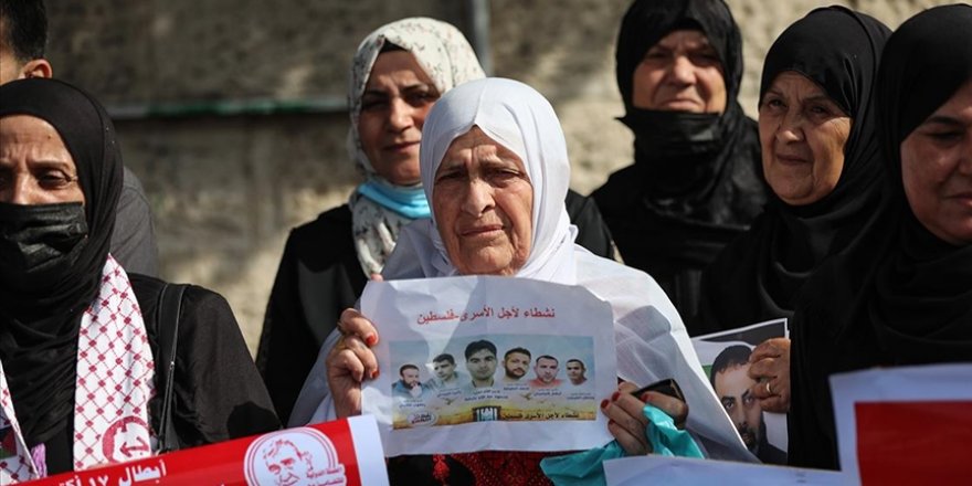 Gazze’de, açlık grevindeki Filistinli tutsaklara destek gösterisi