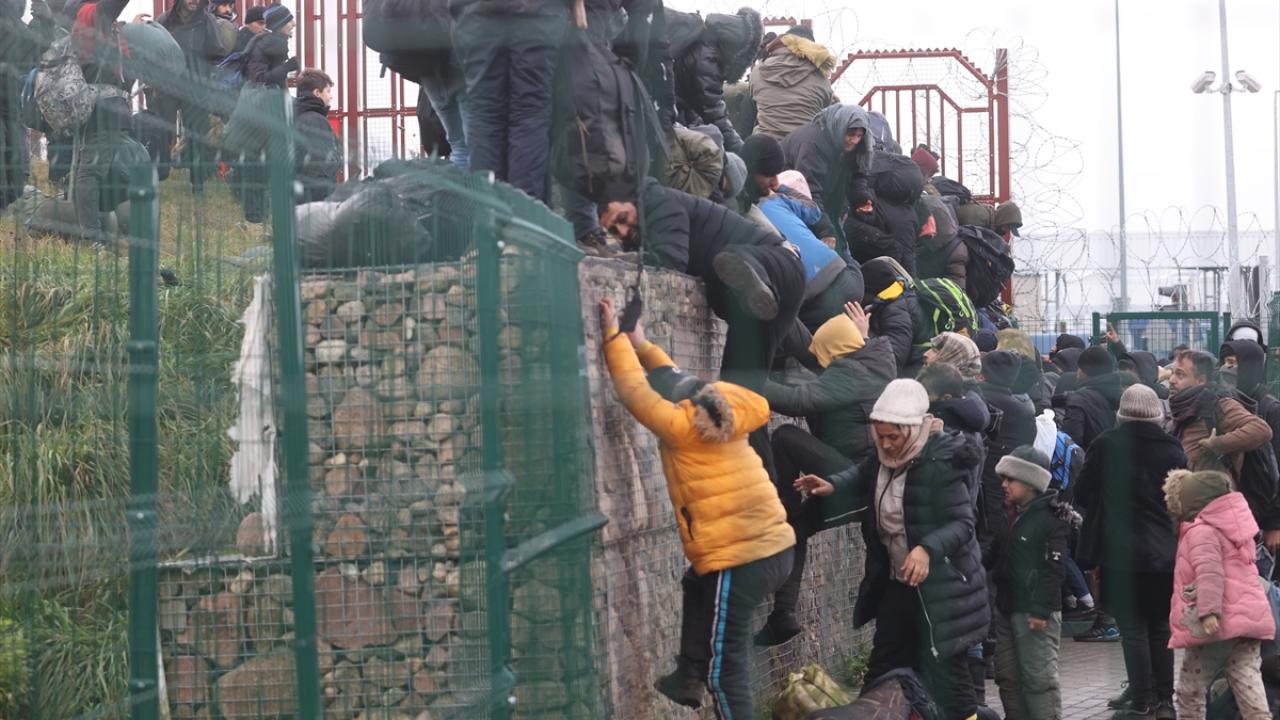 Belarus-Polonya sınırında binlerce göçmen çaresizce bekliyor