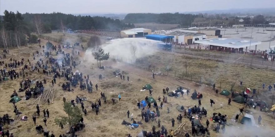 Polonya, Belarus sınırında yaklaşık 100 göçmeni gözaltına aldığını duyurdu