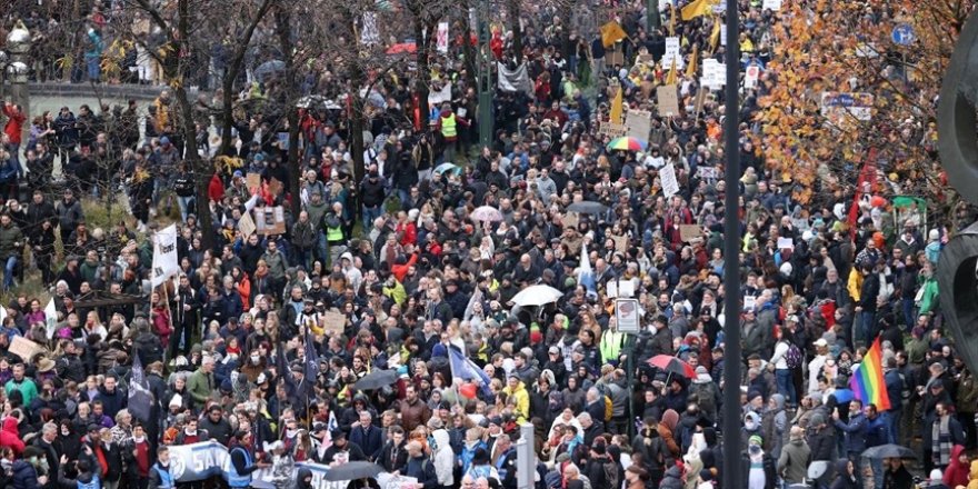 Brüksel'de yaklaşık 35 bin kişi sıkılaştırılan Kovid-19 tedbirlerini protesto etti