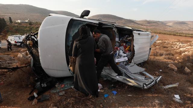 Yahudi işgalciler Filistinlilerin araçlarına saldırdı: 3 yaralı