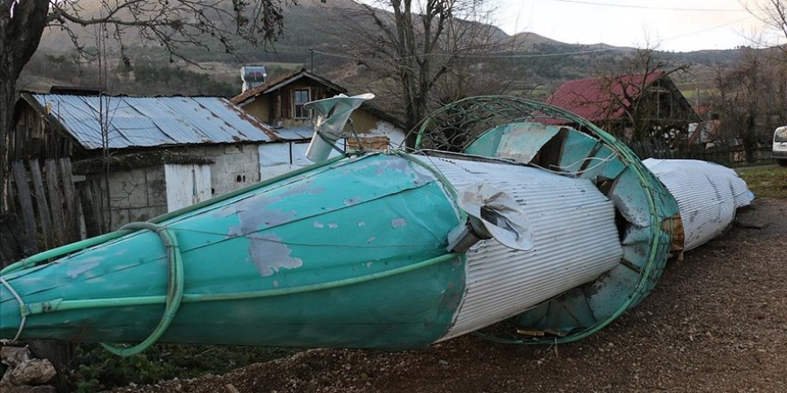 Bolu'da kuvvetli rüzgar nedeniyle minaresi yıkılan caminin çatısı ve ev zarar gördü