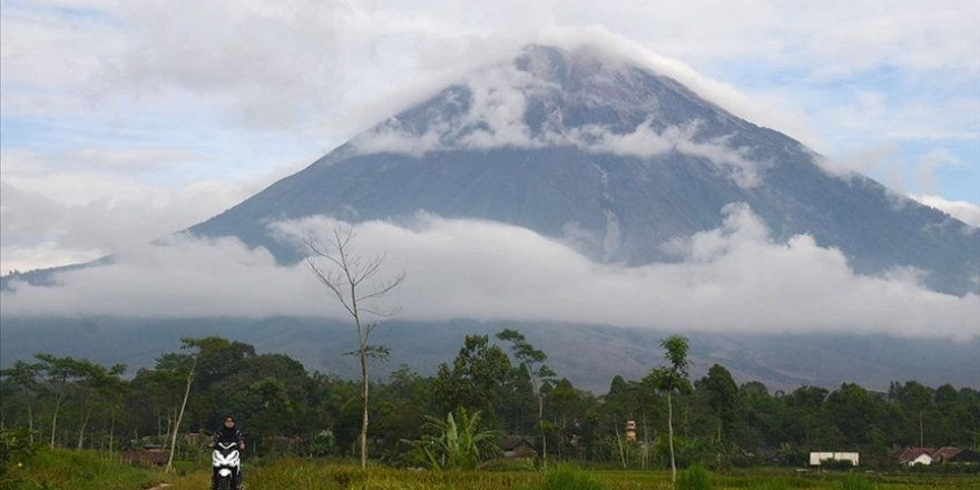 Endonezya'daki Semeru Yanardağı'nda patlamada: 13 ölü
