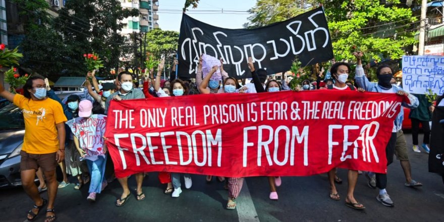 Myanmar’da darbeciler askeri araçla protestocuların arasına daldı: 5 ölü