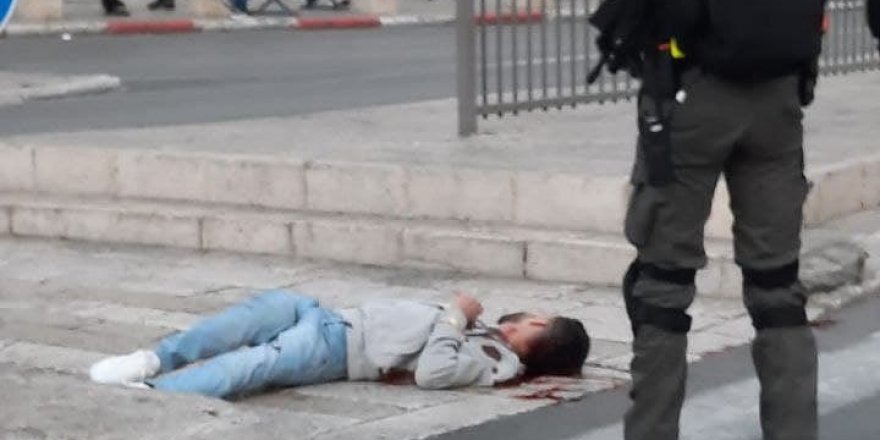 İşgalcinin zulmü devam ediyor: Filistinli genç sokak ortasında öldürüldü