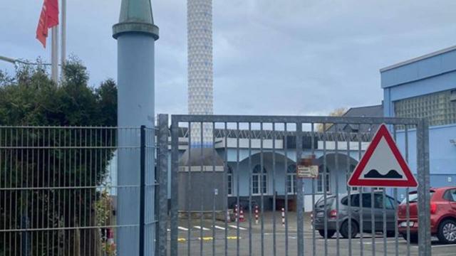 Almanya'da ırkçı saldırı: Cami kapısına domuz başı asıldı