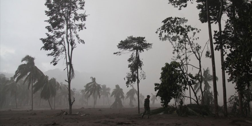 Endonezya'da Semeru Yanardağı'nın yeniden patlaması üzerine aramalar durduruldu