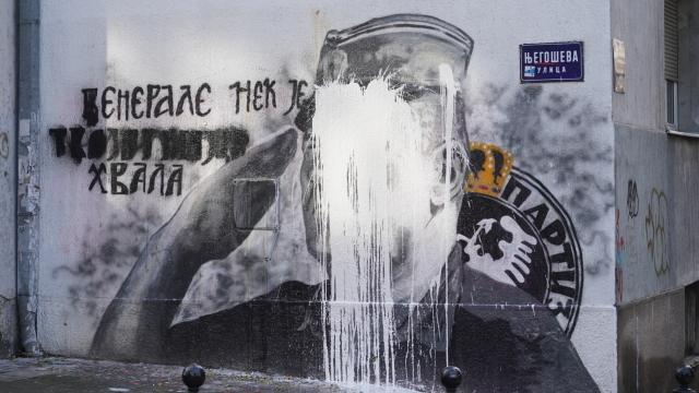 "Bosna Kasabı" Mladic'in duvar resmine boyalı protesto