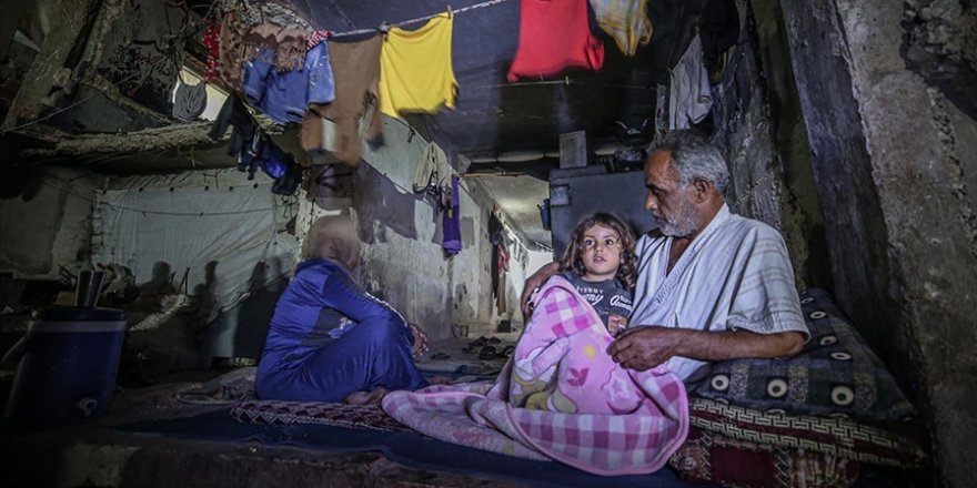 Esed rejiminin yıktığı okullara sığınan 56 İdlibli aile yaşam mücadelesi veriyor