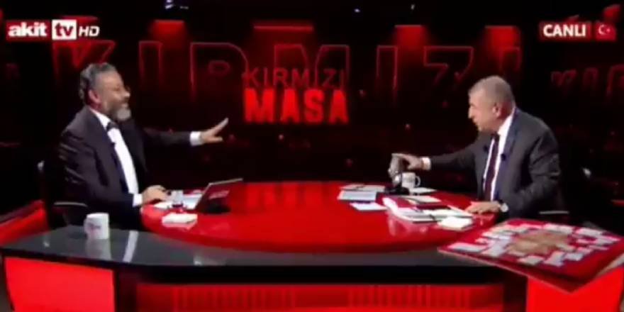 Cebinde ikonuyla gezen akademisyen