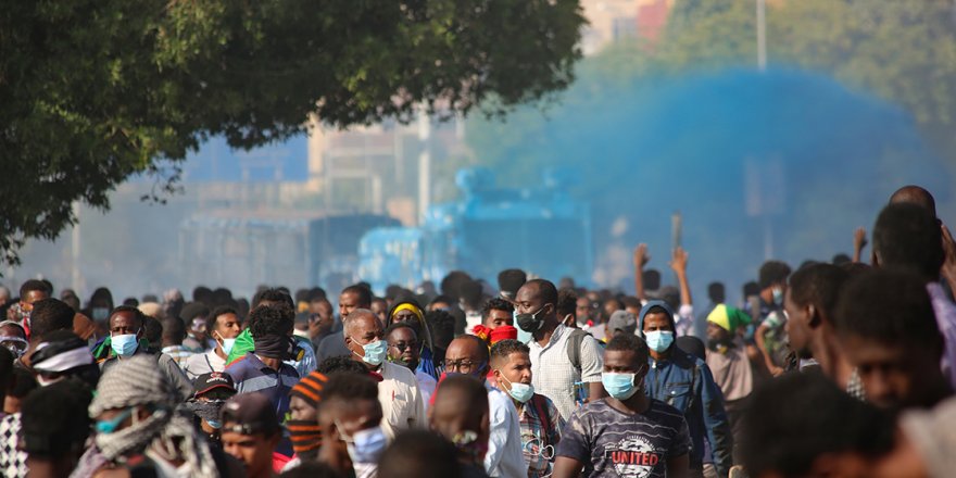 Sudan'da halk 'tam sivil yönetim' için sokaklara indi