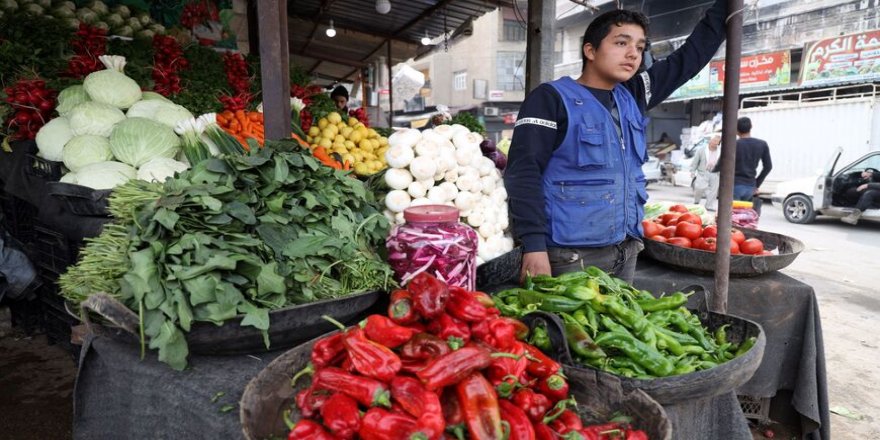 HTŞ, İdlib'te gıda pazarı açtı