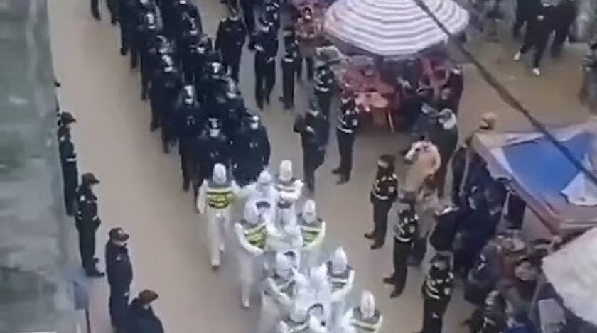 Çin’de karantina kurallarına uymayanları sokak sokak gezdirdiler