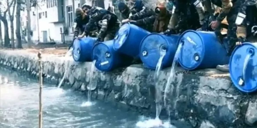 Afganistan'da Taliban istihbaratı 3 ton içkiyi Kabil Nehri'ne döktü