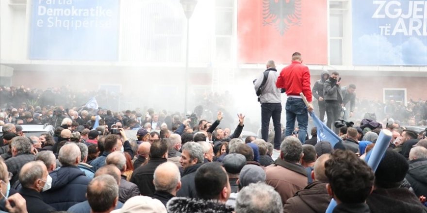 Arnavutluk'taki protestolarda gerginlik yaşandı