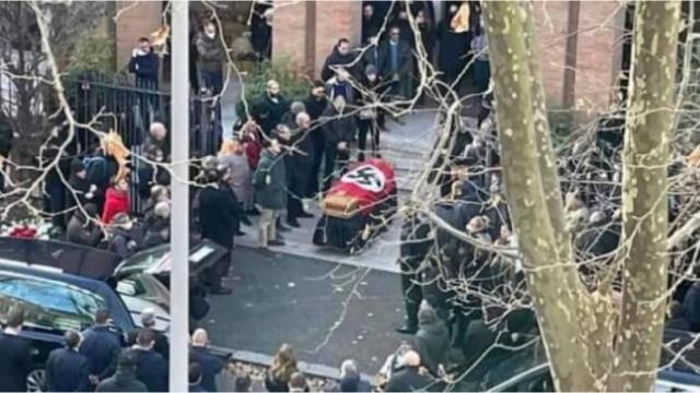 İtalya'daki cenazede Nazi bayrağı kullanılması tepki çekti