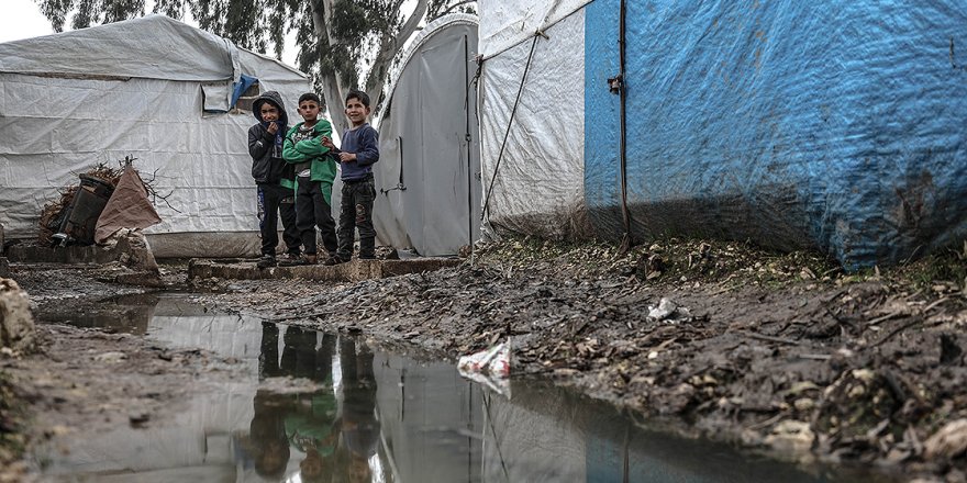 İdlib'deki kamplarda lağım suları hastalık saçıyor