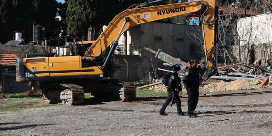 Siyonist İsrail Filistinlileri bir ev ve 5 iş yerini yıkmaya zorluyor