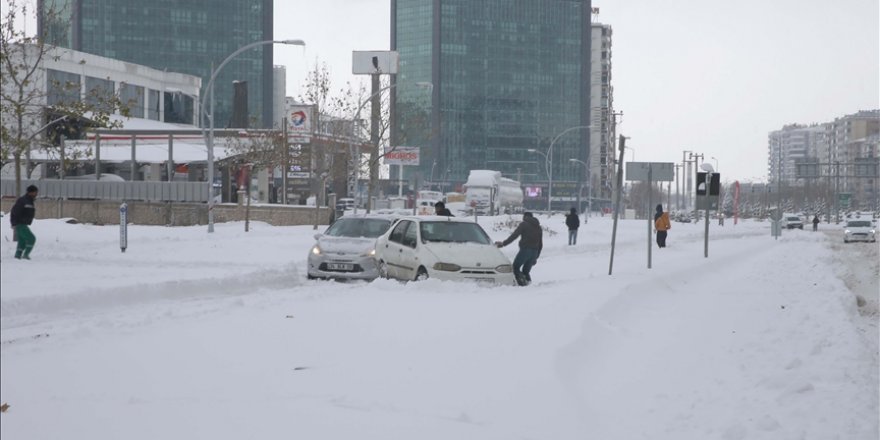 Diyarbakır'da son 49 yılın en yüksek kar yağışı görüldü