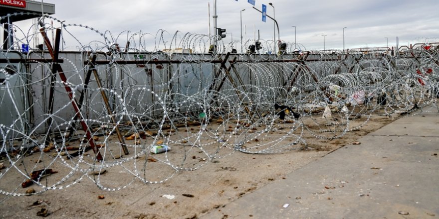 Polonya, göçmen krizi yaşanan Belarus sınırına duvar örmeye başladı