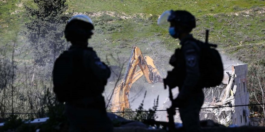 Siyonist işgal güçleri Batı Şeria'da Filistinli ailenin evini yıktı