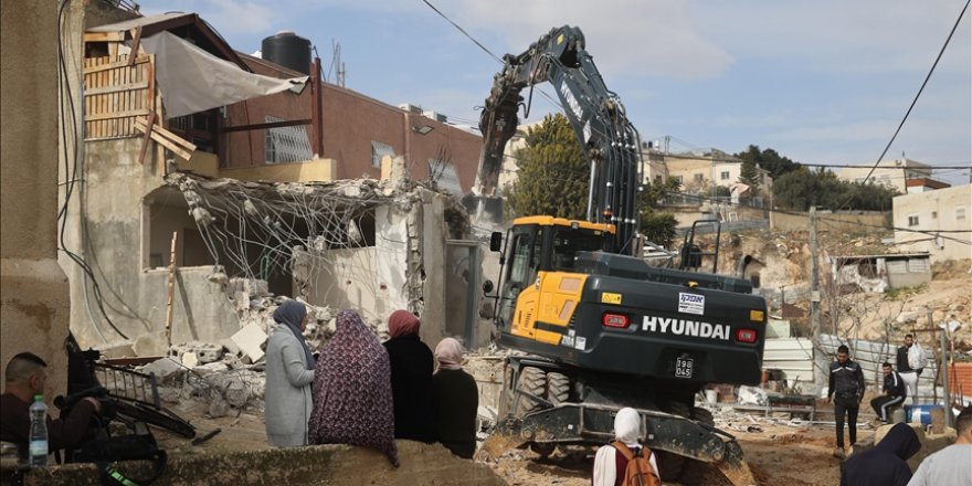 Siyonist İsrail Kudüs’te Filistinli iki aileye kendi evlerini yıktırdı