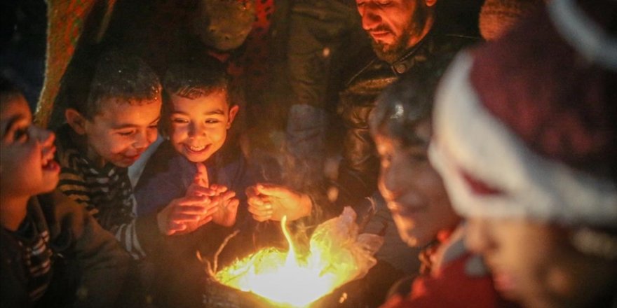 İdlib'deki kamplarda siviller geceleri ısınmak için kıyafetlerini yakıyor