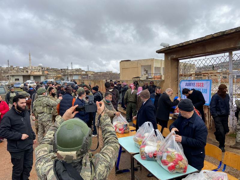 İdlib’in sınır hattındaki Cebeli Zaviye’de yardım dağıtımına devam edildi